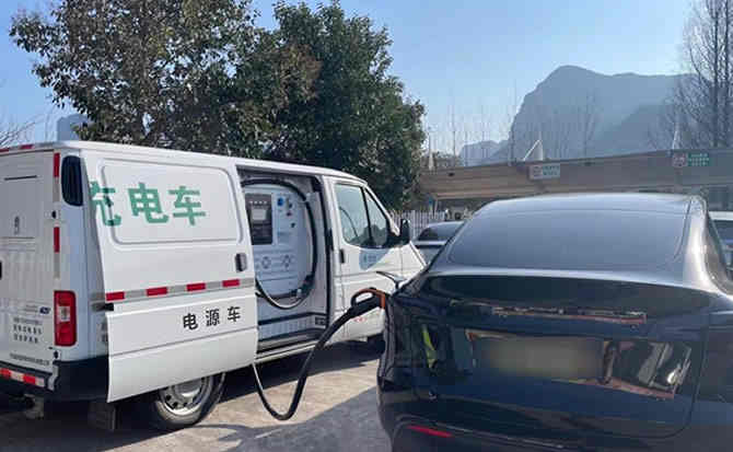 新龙汽车搭电